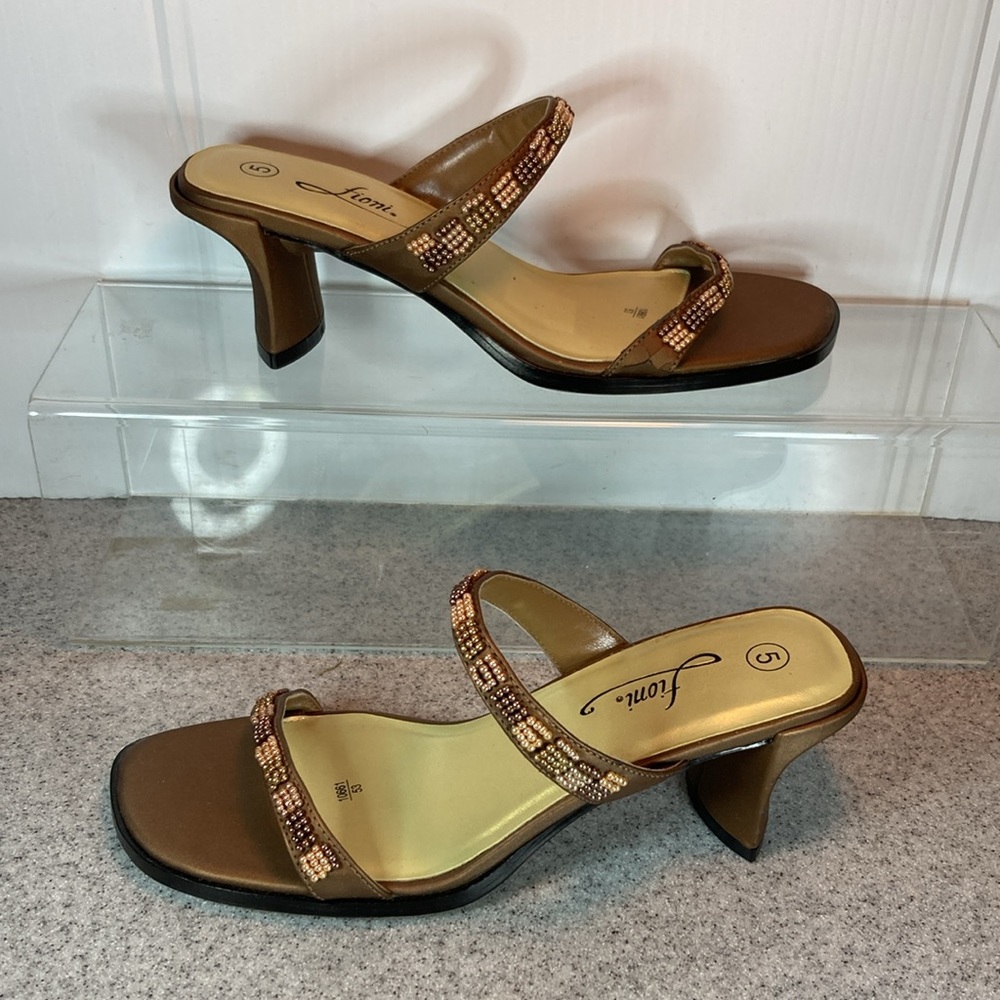 Vintage 90’s Fioni‎ size 5 bronze double strap with bronze and gold beading. - Picture 2 of 5